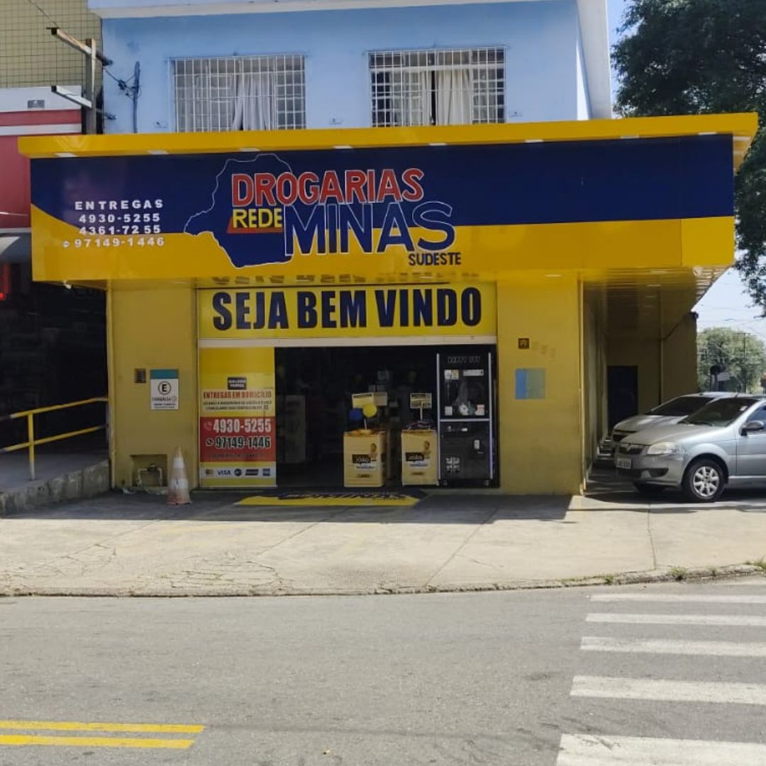 Farmacêutica atendendo cliente com atenção e cuidado