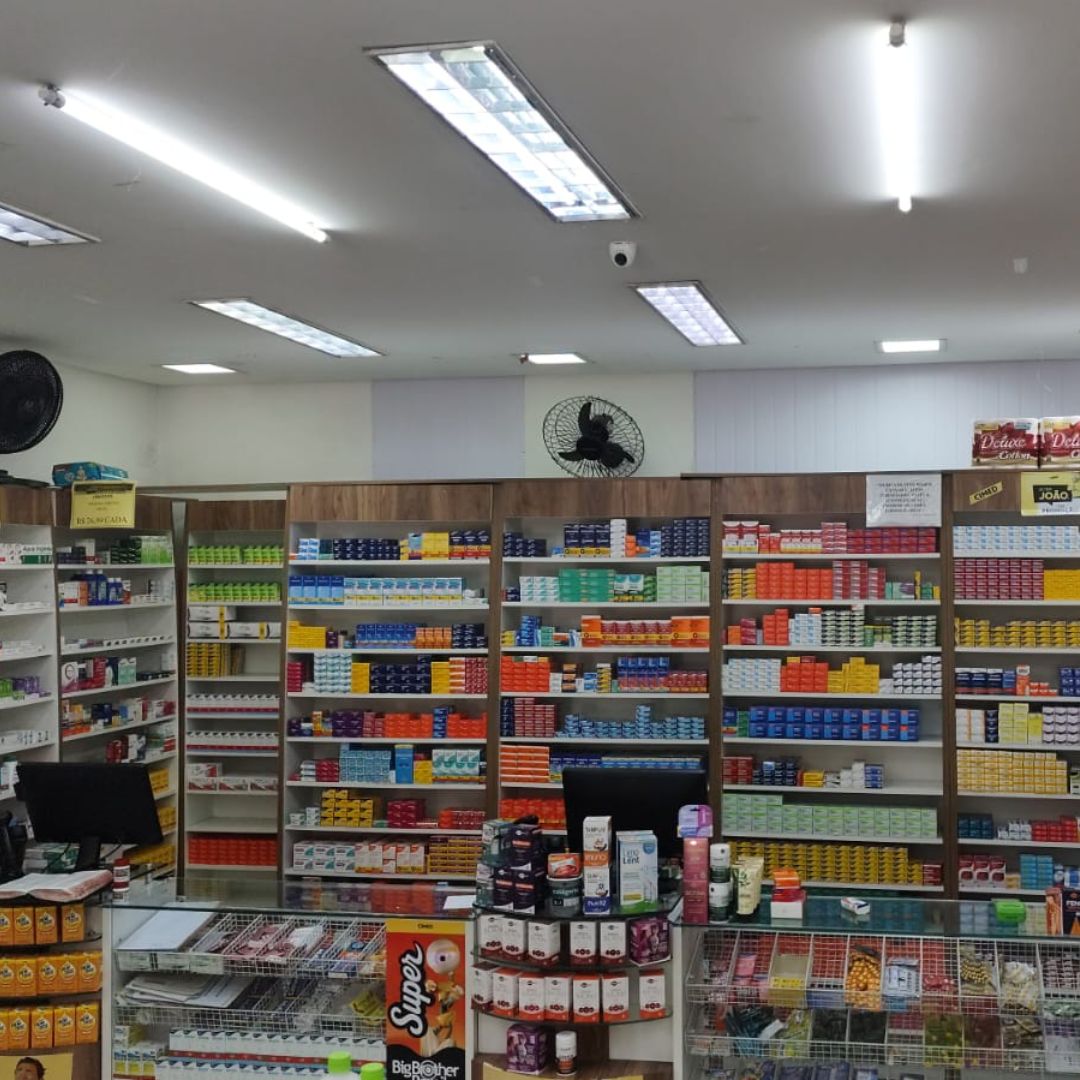 Interior espaçoso e organizado da Drogarias Rede Minas Sudeste